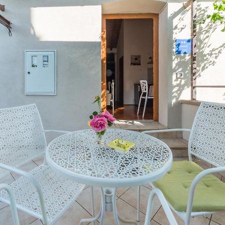 Apartmani Bugenvilija Brbinj Bagian luar foto