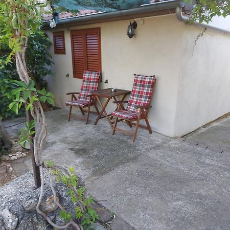 Apartmani Bugenvilija Brbinj Bagian luar foto