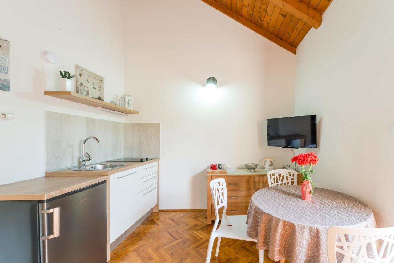 Apartmani Bugenvilija Brbinj Bagian luar foto