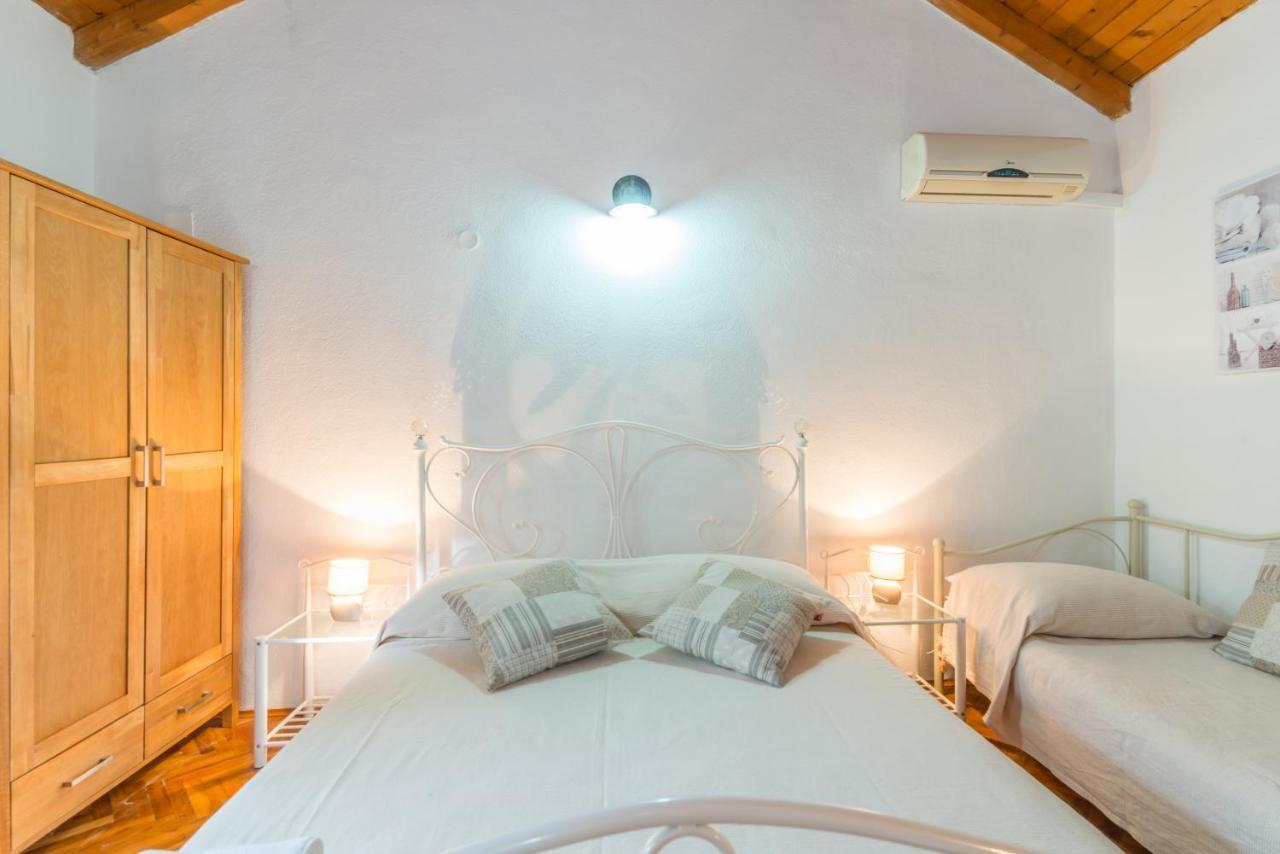 Apartmani Bugenvilija Brbinj Bagian luar foto