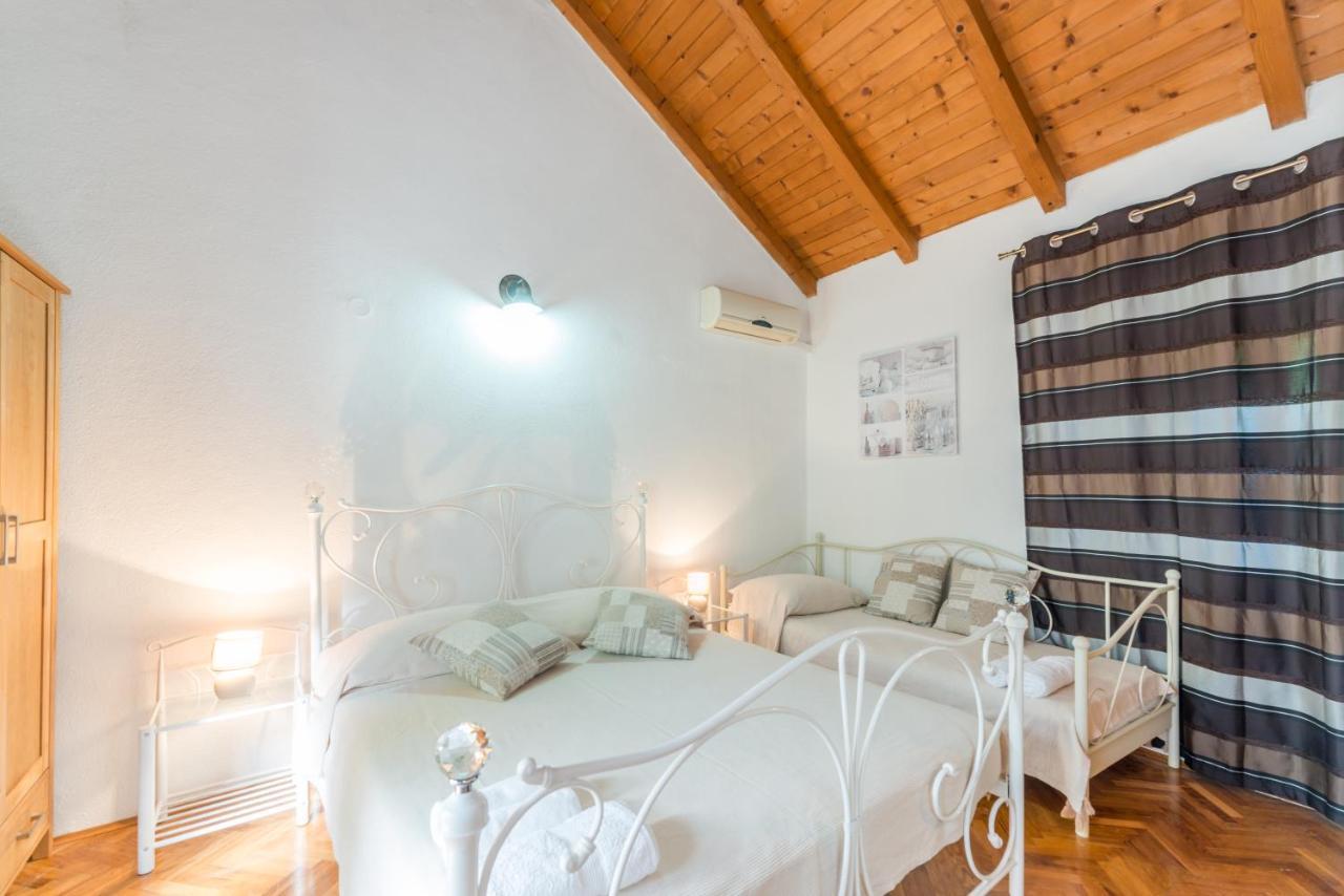 Apartmani Bugenvilija Brbinj Bagian luar foto