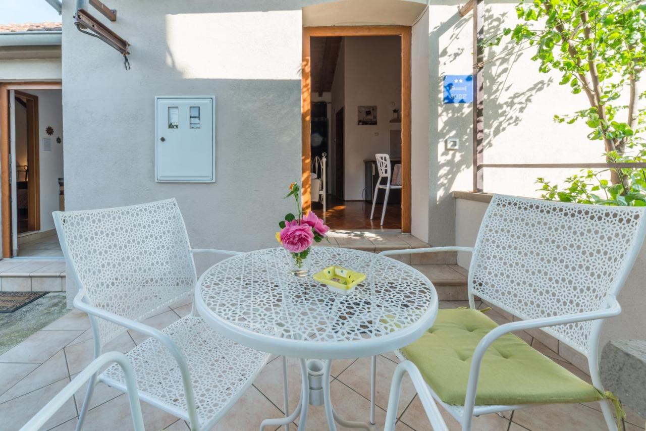 Apartmani Bugenvilija Brbinj Bagian luar foto