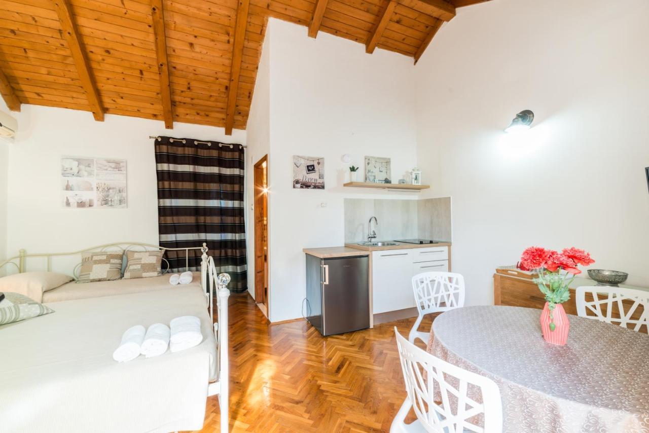 Apartmani Bugenvilija Brbinj Bagian luar foto