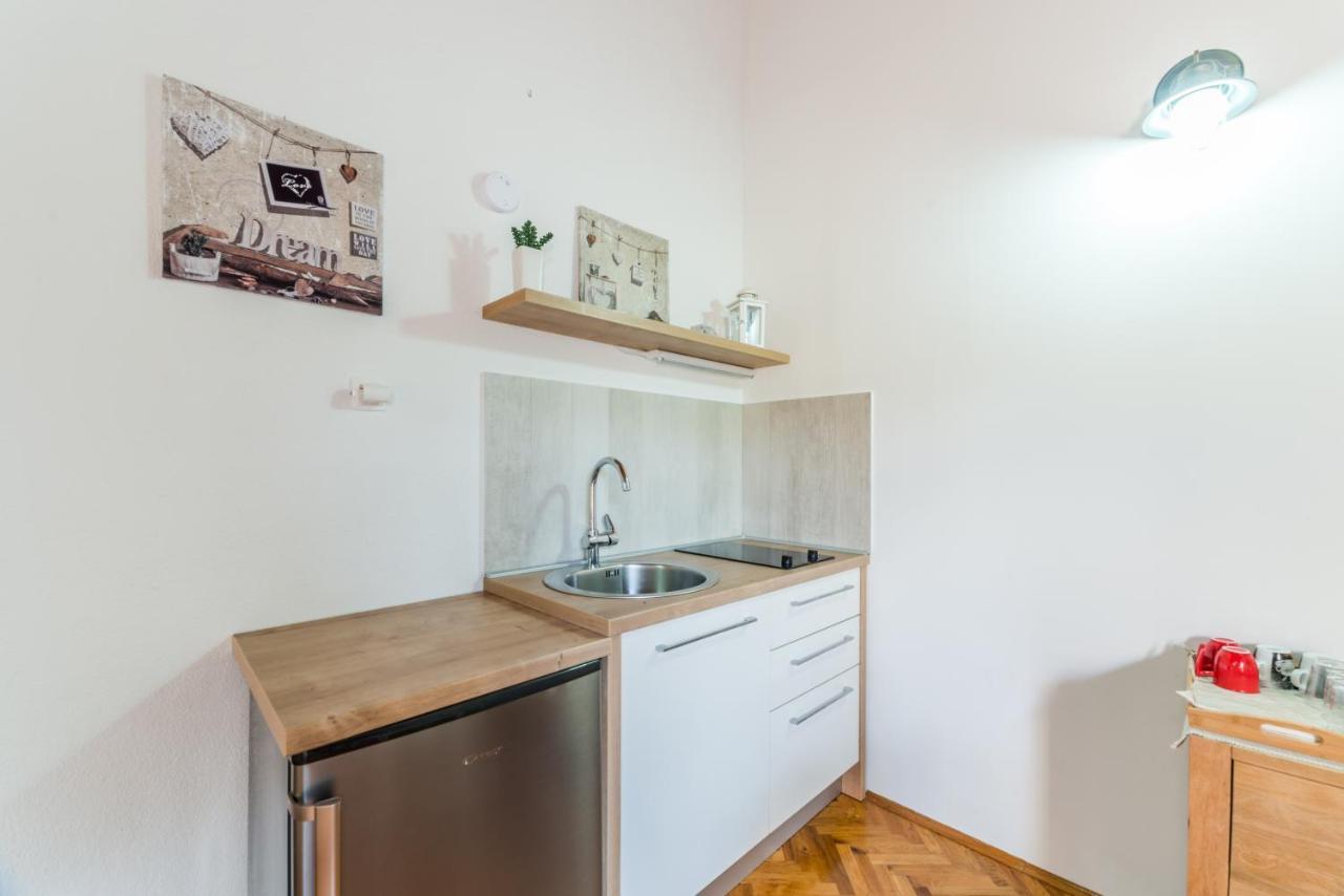 Apartmani Bugenvilija Brbinj Bagian luar foto